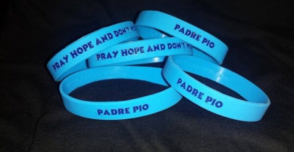 Pray, Hope, and Don't Worry Blue Wristband Bracelet - Image 2